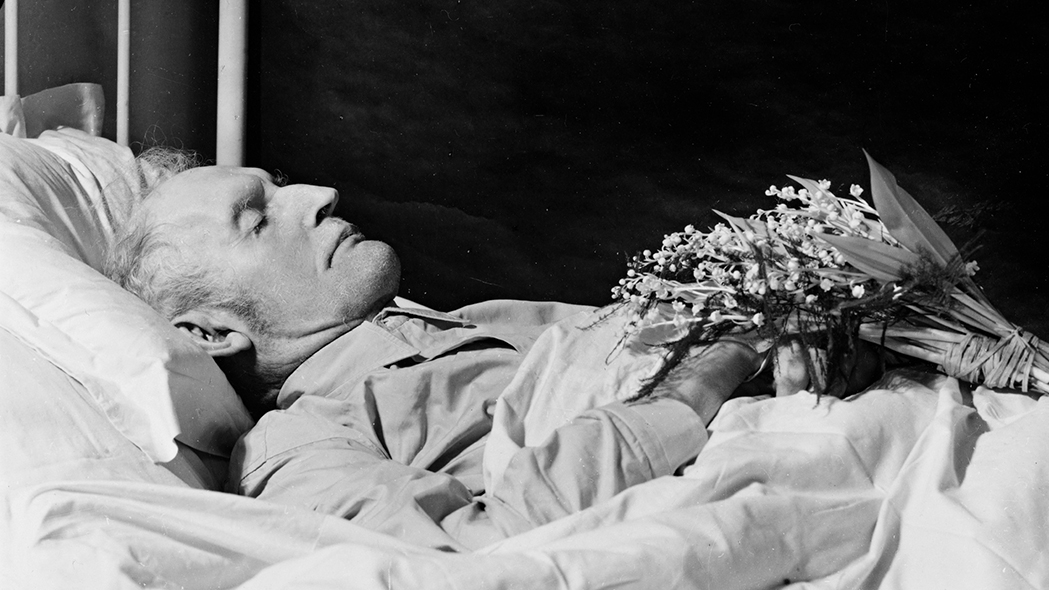 Edvard Munch fotografert på dødsleiet i 1944.